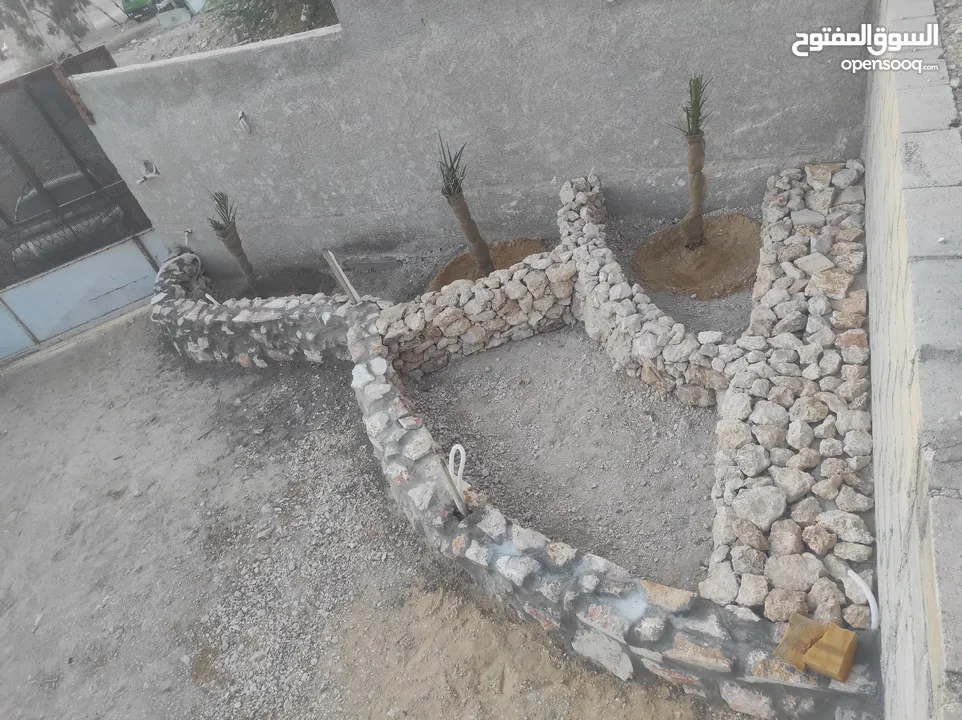 بيت مسطح 120 متر نطام امريكي تأسيس شاليه مع ترس جانبي مطل مساحه 40 متر مع حديقه وبئر ماء 12 وغيرها