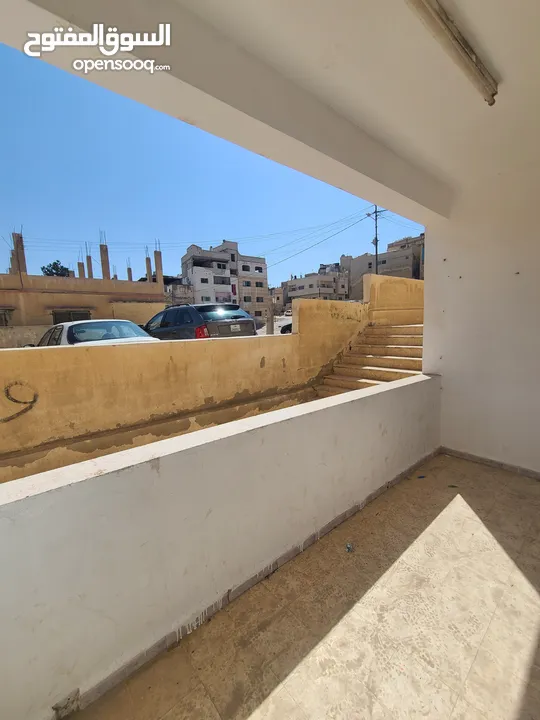 شقة طابق شبه ارضي للبيع العاجل بسبب السفر موقع مميز جدا قريب من كل  الخدمات