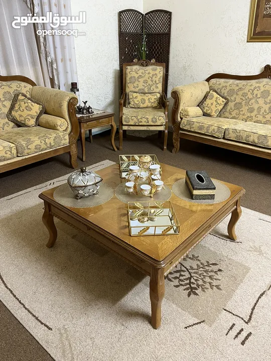 طقم كنب ضيافة تفصيل خشب ممتاز – بحالة ممتازة