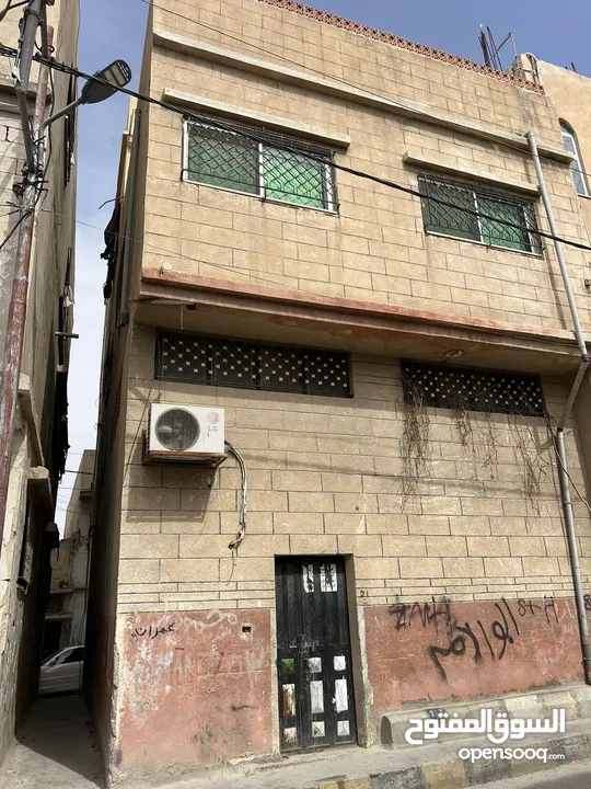 مستودع طابقين + شقتين للسكن+ برج اتصالات على السطح مؤجر مخيم الزرقاء قرب مدارس وكالة الغوث