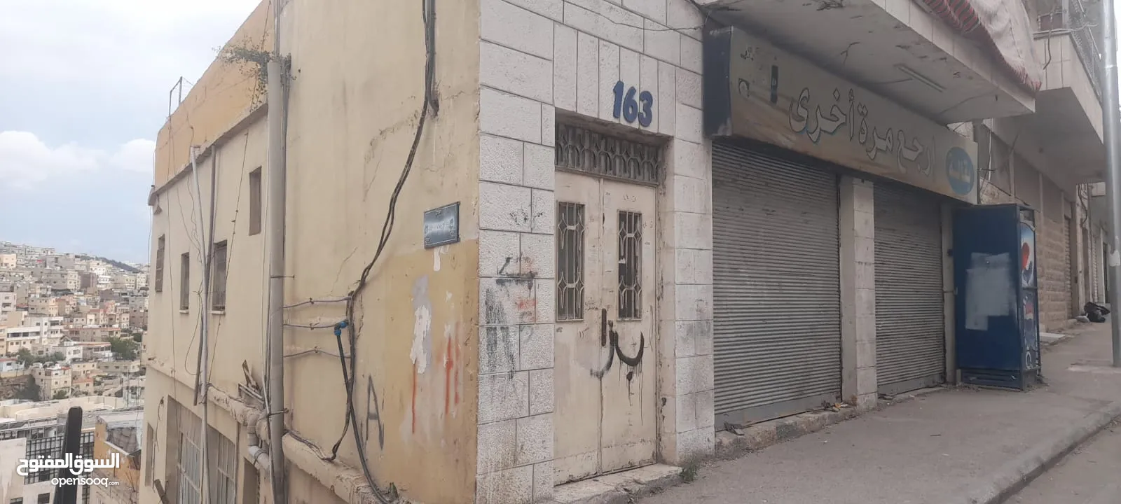 عمارة  تتكون من اربع طوابق كل طابق يحتوي ع شقة مع مخزنين تجاريين ع الشارع