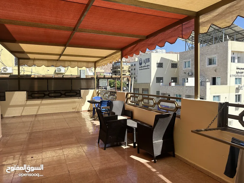 غرف وشقق فندقية نظيفة على البحر وبجانب السوق، موقع ممتاز، مطاعم، موقف عام، بلكونات، انترنت، مكيفات.
