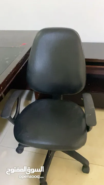 مكتب مع كرسي وخزانه شبه وكاله
