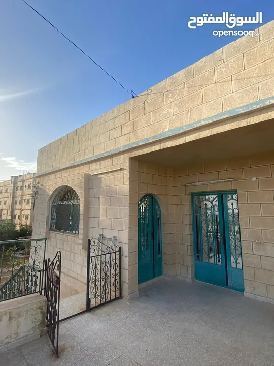 منزل مستقل طابقين مع ارض وحديقة مساحة الارض 1000 متر مربع . للتواصل واتساب : +905364503647