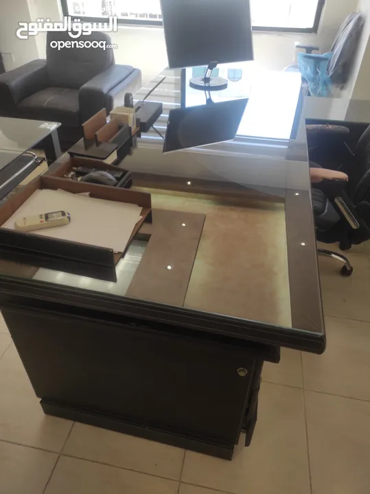 مكتب مدير جلد بحاجه لتنجيد