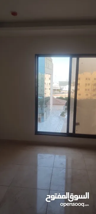 مكتب تجاري بارقى منطقه باربد بجانب صالة حياة اربد مباشرة للبيع.