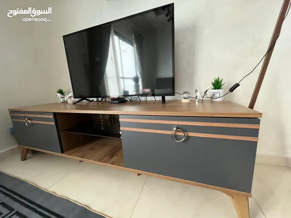 طاولة تلفزيون عصرية وأنيقة