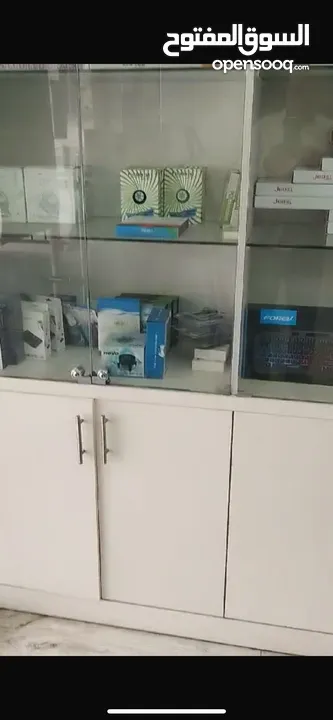 اثاث كامل لمحل اكسسوارات ومستلزمات اجهزة الحاسوب ، رفوف وخزائن وتعليق ، ورفوف سوكوريت