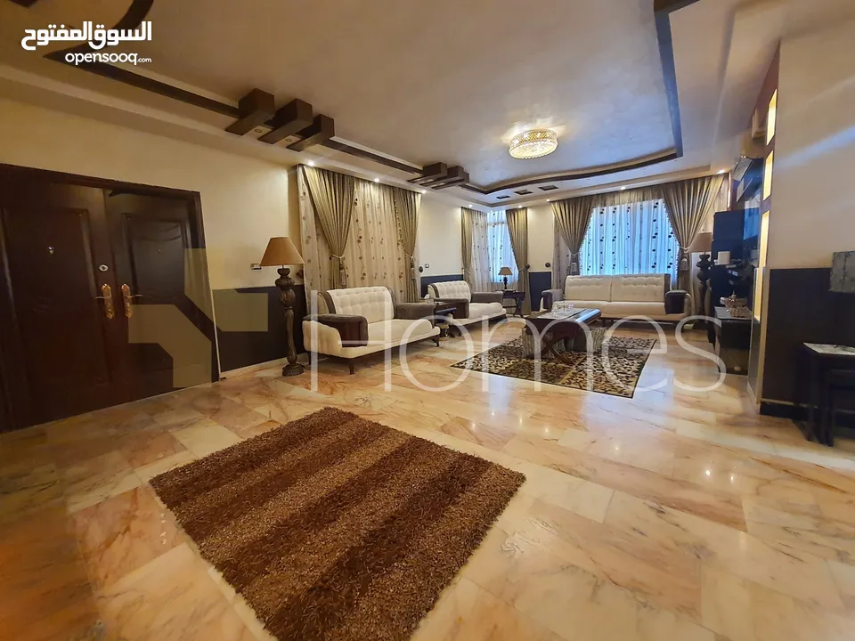 شقة ارضية معلقة مع ترس للبيع في حي الصحابة بمساحة بناء 177م
