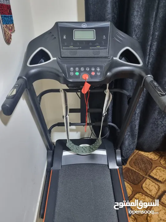 جهاز مشي رياضي مع رجاج و قياس نبض و USB الجهاز بحال الوكالة. .. لقطة