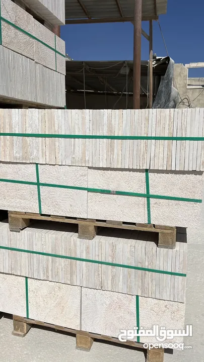 جميع أنواع الحجر الطبيعي ( صحراوي ، بازلت ، معان رويشد )