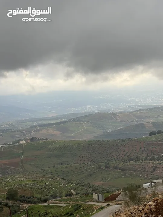 ارض للبيع في جرش الكفير بجانب عنيبه 3400متر مفروزه بقوشان مستقل مطله اطلاله عالغرب والجنوب