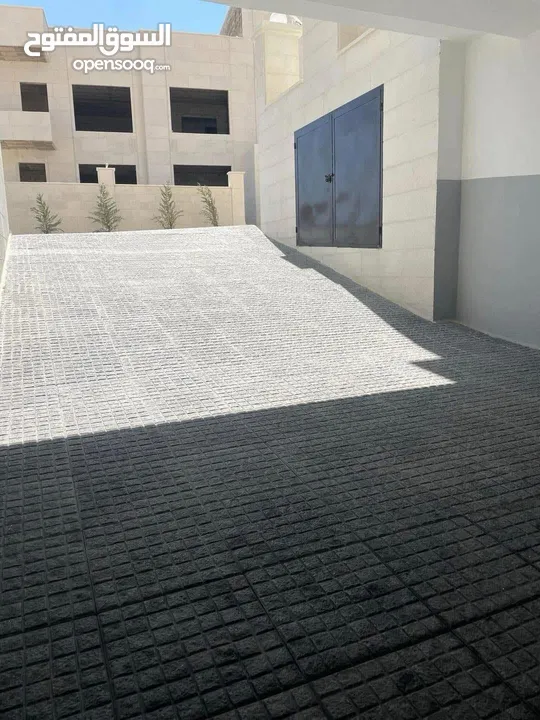 شقة ارضية للبيع في الجبيهة 150م2 + 140م2 ترسات خارجية (شقتين في الطابق) على 3 شوارع من المالك