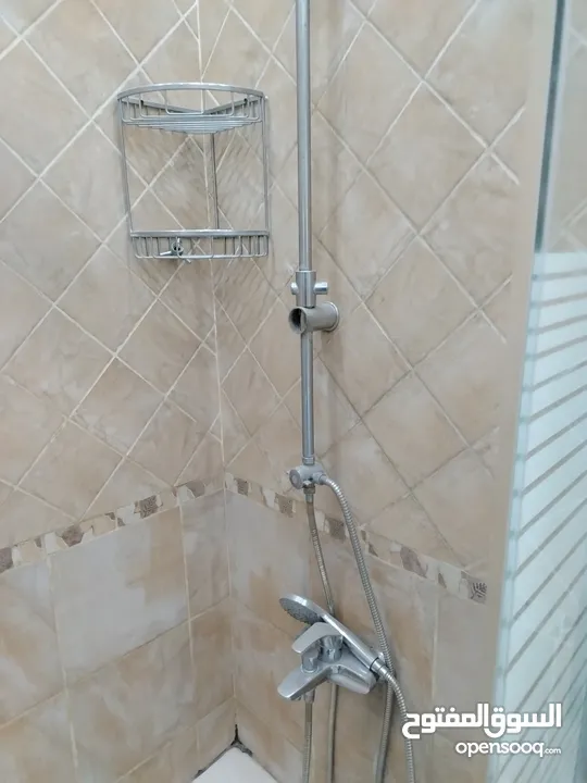 3 اطقم مع شور بوكس شبه جديد حمامات للبيع المستعجل