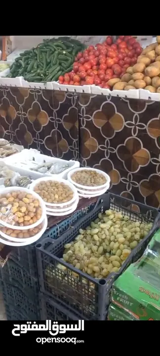 سندات خضار وفواكه للبيع طول 14 مترتقريبا