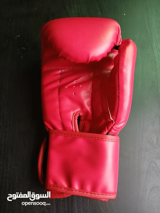 كفوف EVERLAST الأصلية استعمال خفيف جدا جدا بحالة الوكالة للبوكسينغ و الكثيير من الرياضات ...........