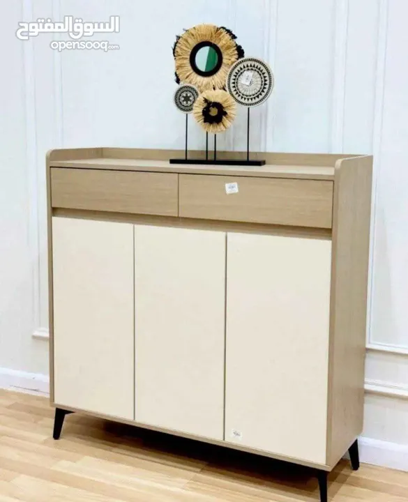 خزانة فاخرة بتصميم عصري أنيق ثلاثة دفات مصنوعة من خشب عالي الجودة بلمسة طبيعية تجمع بين اللون الخشبي