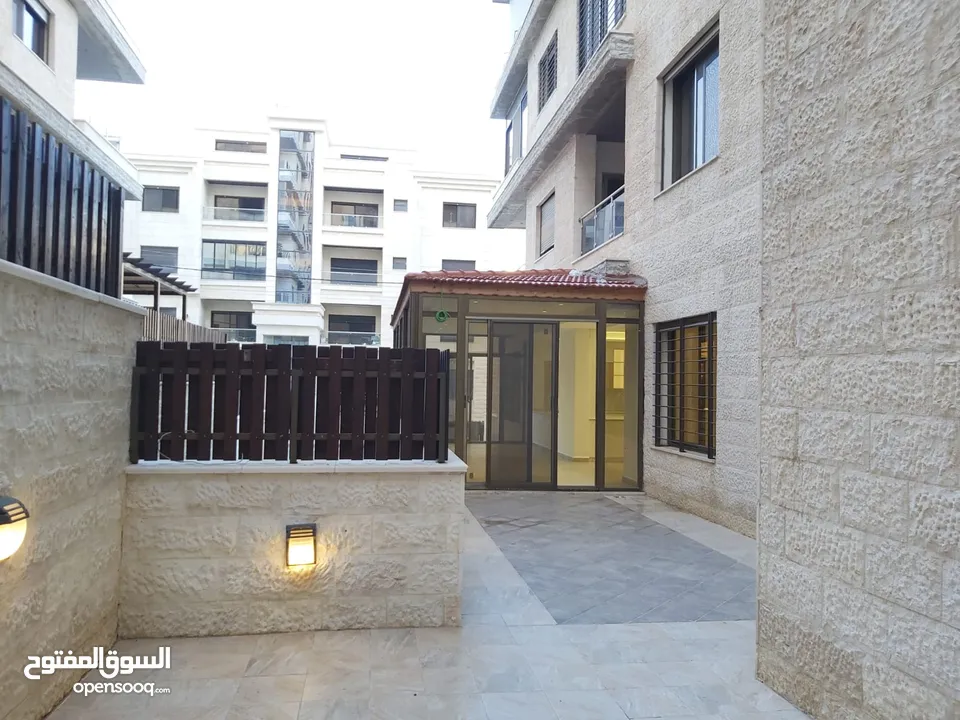 شقة جديدة للبيع اربع غرف نوم مع حديقة في دير غبار