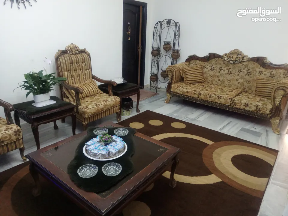 طقم كنب مع طرابيزات ...7مقاعد وطرابيزات بحالة جيدة للبيع  الرجاء التواصل على الرقم الموجود