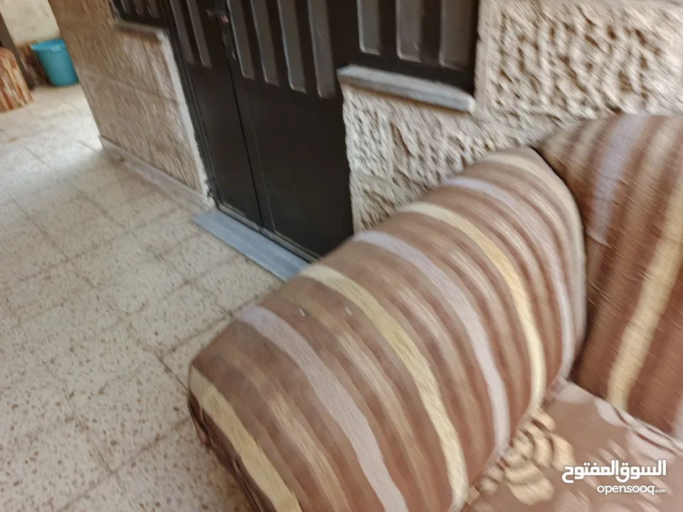 كنب كلاسيك للبيع من اربع قطع مناسب لصالون ومناسب غرفة جلوس ومناسب لغرفه ضيوف خشب اوزان ابيض