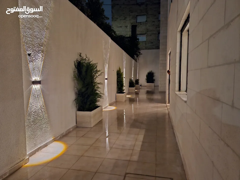 شقة طابق ارضي مميزة للبيع بمساحة 196 م بنظام شبه ڤيلا ،ثلاث مداخل مع ترسات واسعة وتشطيبات راقية .