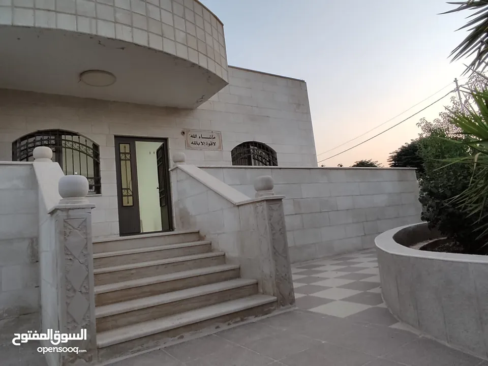 منزل مستقل ومطل للبيع واجهات حجر ومنطقة هادئة جداً وقريب من جميع الخدمات