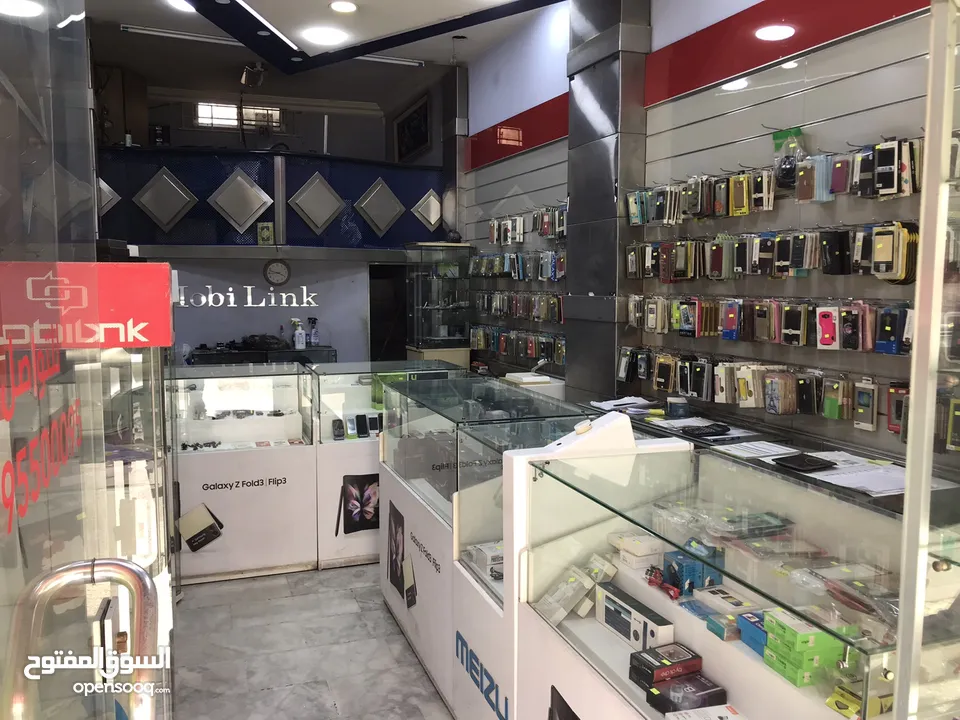 محل تجاري للبيع مجهز كامل موقع مميز ملاصق لمعرض شركة زين - شارع باب الواد - الوسط التجاري/ الزرقاء