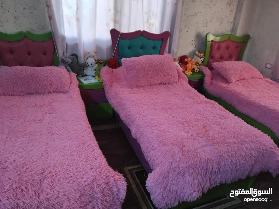غرفة نوم بنات عدد3 مع خزانة مع جلسة ارضية جديدة