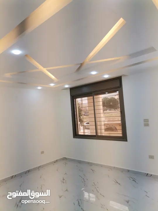 شقه ثالث فني 220 م دوبلكس مع رووف جنوب بوابه اللوازم لجامعه اليرموك خلف صيدليه الرازي