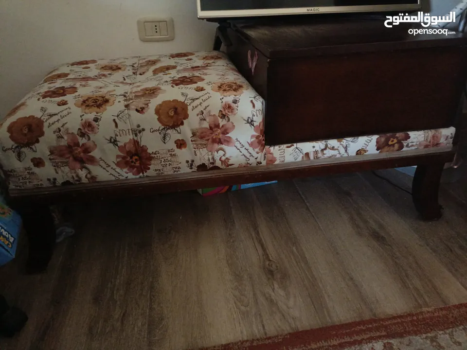 طقم كنب تركي للبيع 7 مقاعد وطاولة بوفيه جانبية مع طاولات سيكوريت