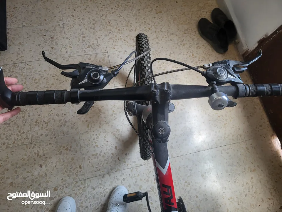 بسكليت (دراجه هوائيه) جنط 26 جبلي استعمال خفيف جدا مع هديه سكيت بورد صغير غير مستعمل ابدا
