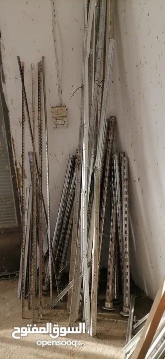 ديكور محل من رفوف سكريت وزوايا وستاندات