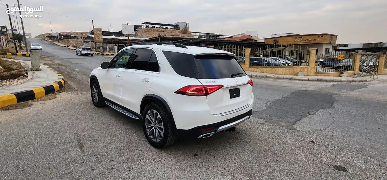 مرسيدس GLE 350- 4 MATIC موديل 2020  دفع رباعي  عاليه الإضافات  غير مجمركه لون ابيض والداخل اسود