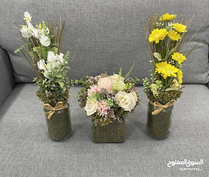 Three Flower Pots High Quality Material ورد للمكتب او البيت عدد 3