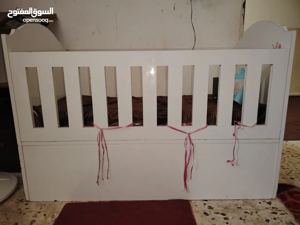 تخت بيبي تفصيل خشب ثقيل مع درج وكاله