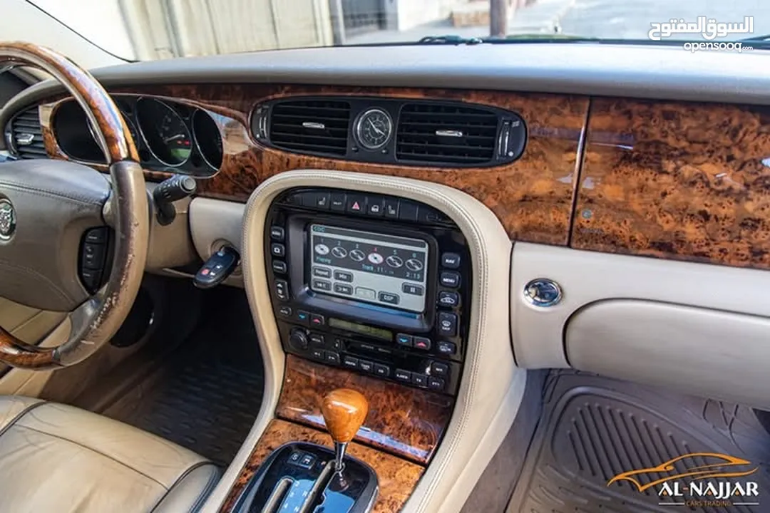Jaguar Xj8 2005  السيارة مميزة جدا