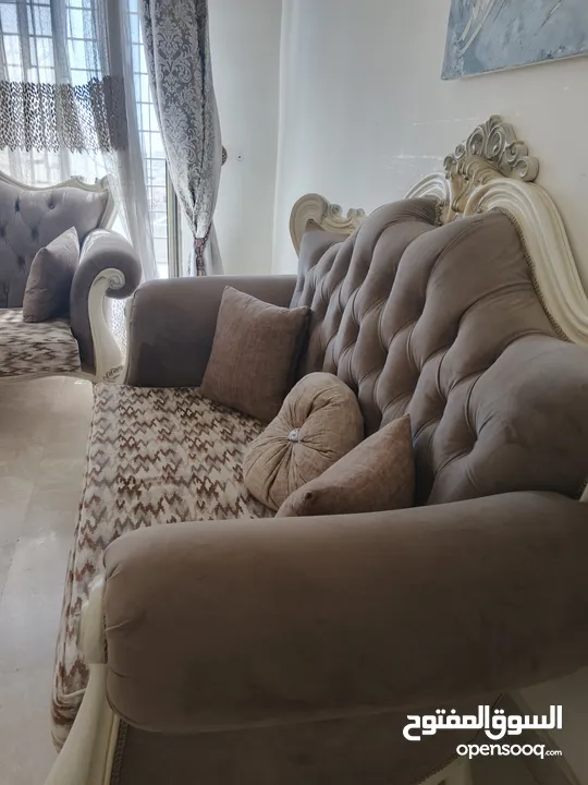طقم كنب نيو كلاسيك وكاله مع طقم طاولات 3 قطع