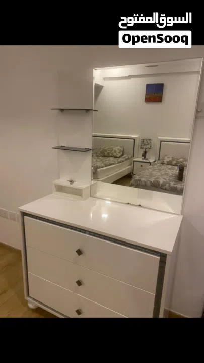 شقة فاخرة مؤثثة كامل ببرج بالجفير  تعطي اقامة دائمة للاجانب  بها كافة الامكانيات