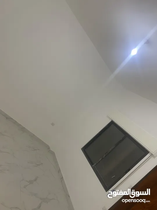بيت للبيع يحوي على شقتين كل شقه لها سطحها الخاص بقوشان منفصل