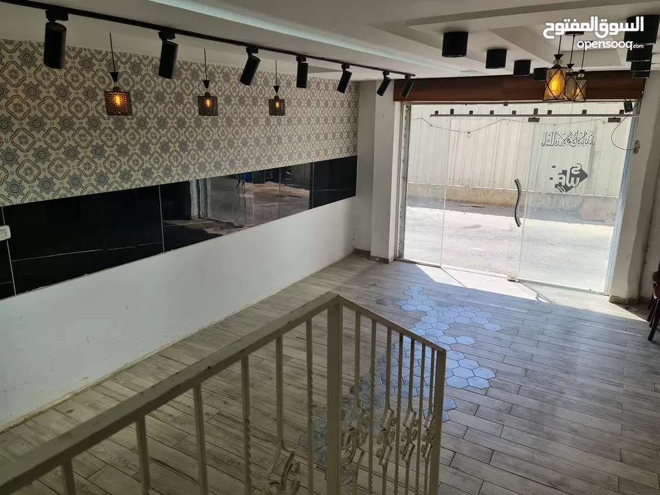 محل تجاري للايجار بالقرب من وسط البلد في مدينة الخليل مع واجهة بارزة على الشارع الرئيسي