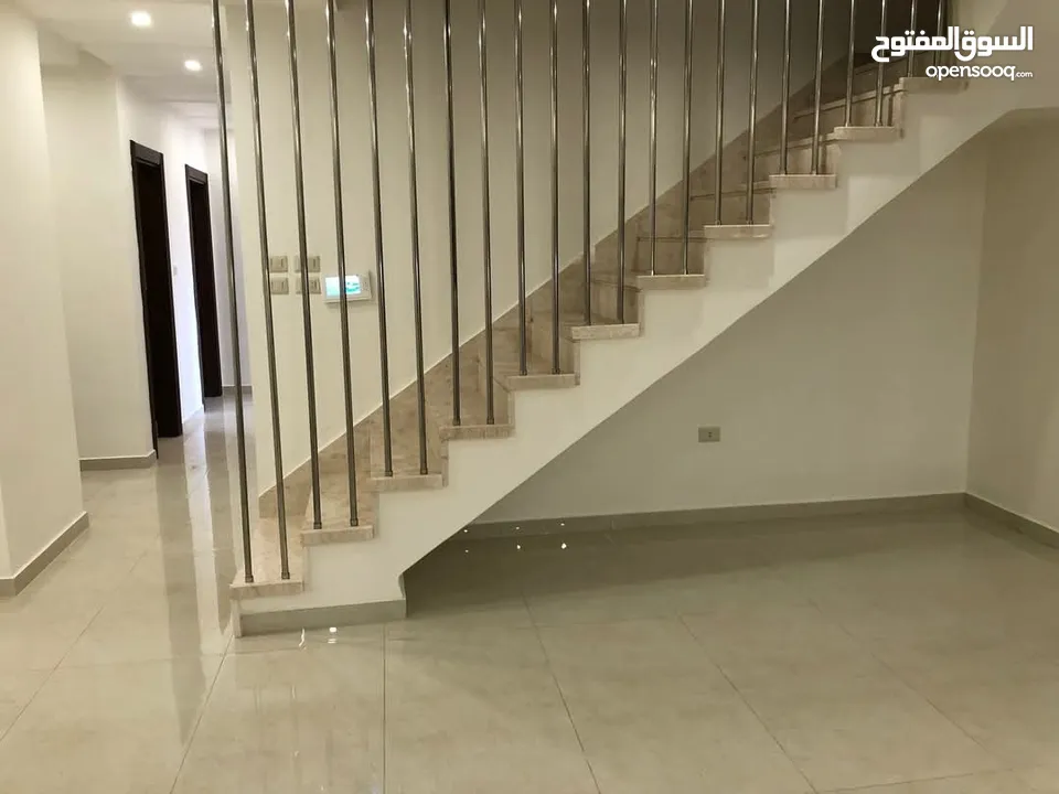 شقة فاخرة للبيع مع روف ومطبخ راكب مع كافة الأجهزة الكهربائية الحديثة .