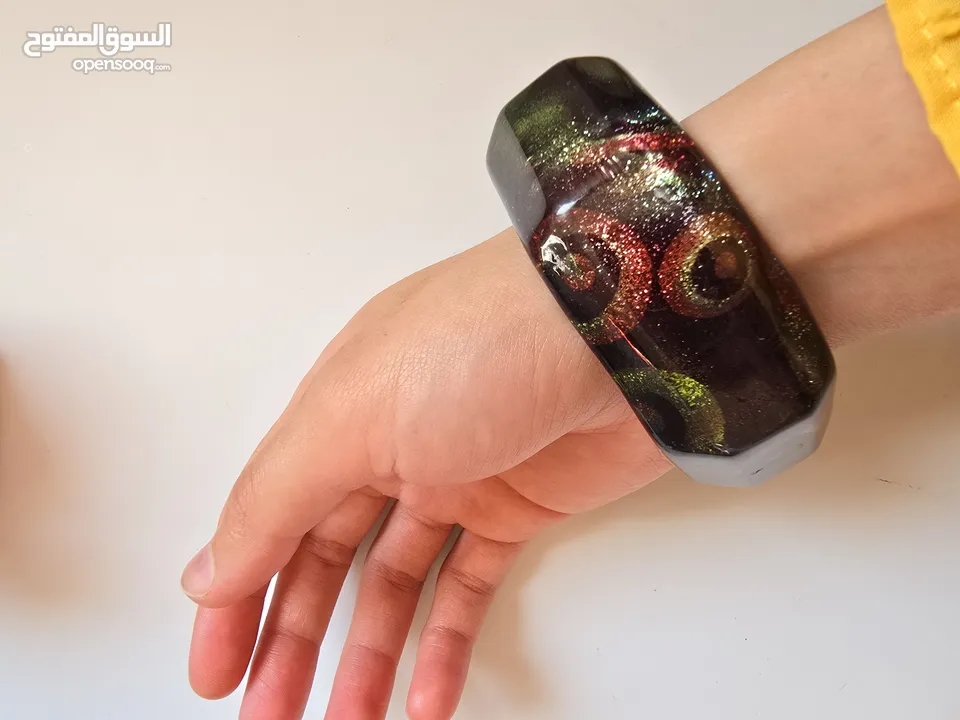 اساور زجاجية ملونة جميلة كبيرة