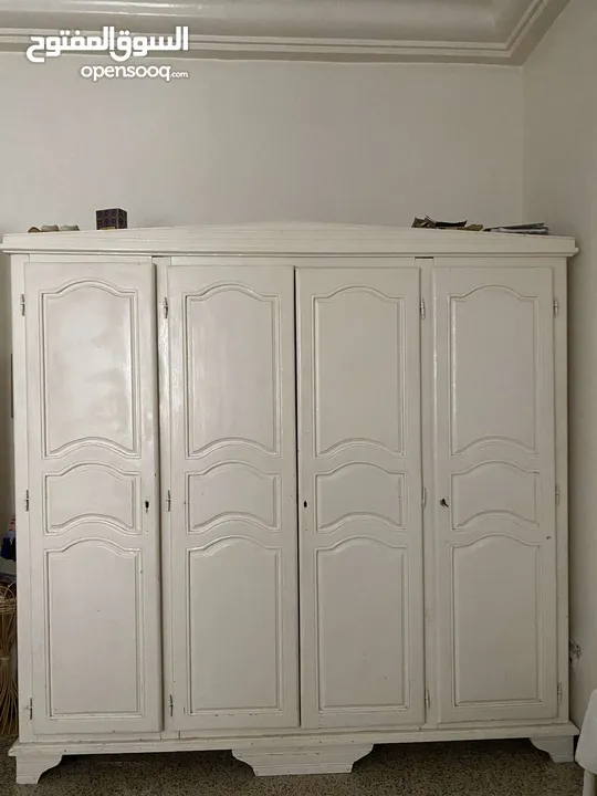 Lit et armoire