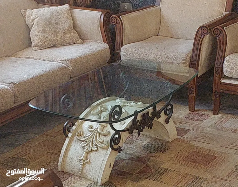 طاولة رخام وحديد للبيع اشتريتها