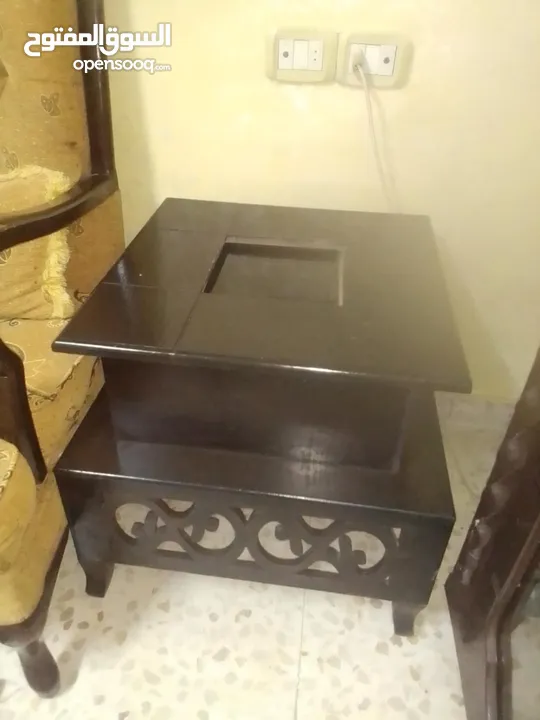 طاولات وسط بحاله جيده الكبيره بحاجه غراء