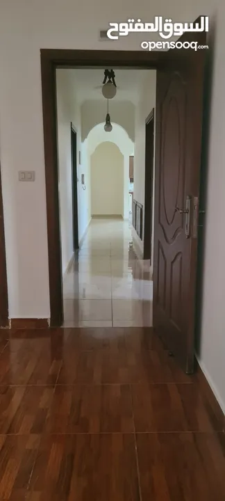 شقة طابق 2 قرب سيفوي الشميساني للبيع