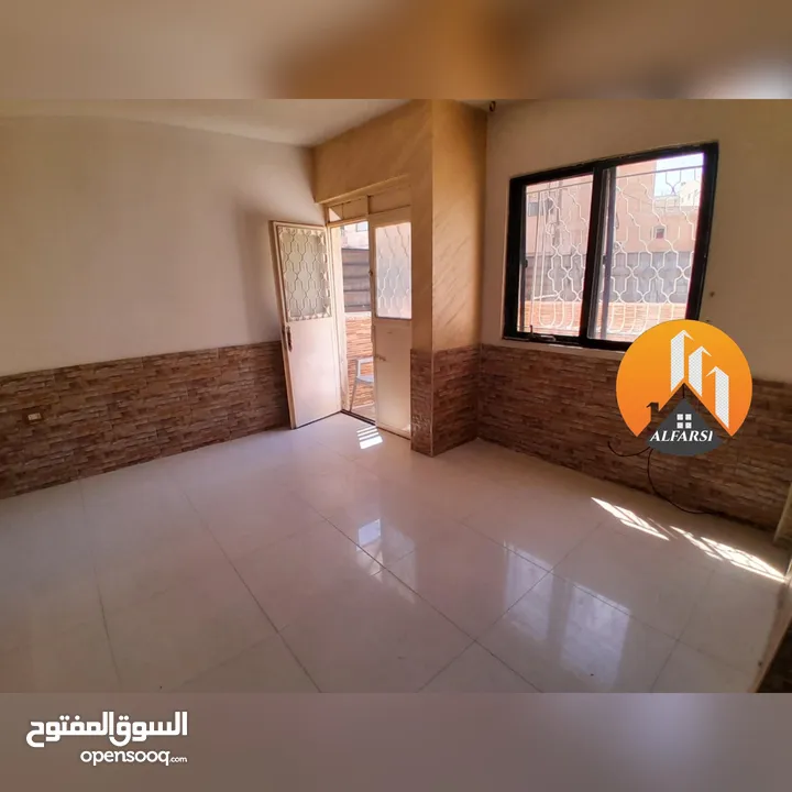 شقة ارضية مستقلة في ضاحية الامير حسن مع تراس امامي وساحات تصلح سكن عائلي او جمعية او عيادة اجار مغري