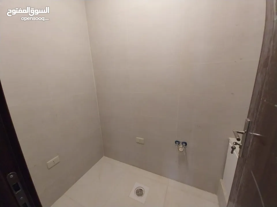 شقة غير مفروشة للإيجار ( Property 38686 ) سنوي فقط