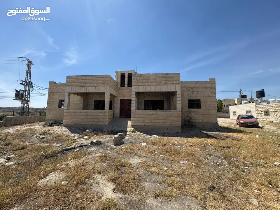 ارض للبيع مع شقتين في جناتا ابو نجيم