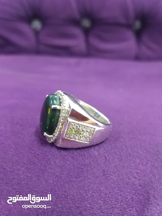 خاتم أوبال أثيوبي أسود خلية النحل طبيعي مرصع بموزونايت وزبرجد natural black ethipian opal ring